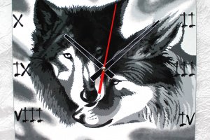 Вітражний настінний годинник Вовча любов - Опис