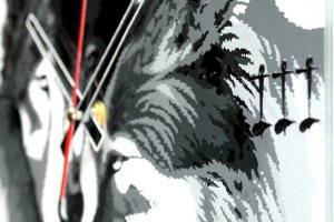 Вітражний настінний годинник Вовча любов - Опис