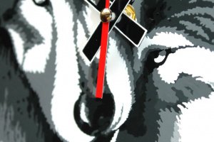 Вітражний настінний годинник Вовча любов - Опис