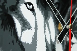 Вітражний настінний годинник Вовча любов - Опис