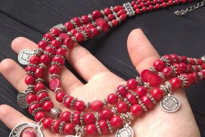 Комплект из натуральных кораллов ожерелье и серьги - Описание