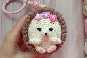 Работа Игрушка в колыбель, кроватка Ежик, вязаная игрушка