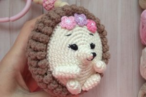 Игрушка в колыбель, кроватка Ежик, вязаная игрушка - Описание
