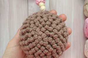 Игрушка в колыбель, кроватка Ежик, вязаная игрушка - Описание