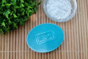 Мыло ручной работы с ментолом и маслом миндаля.