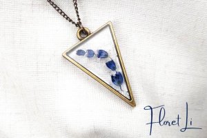 Бронзовый кулон с голубыми цветами - Описание