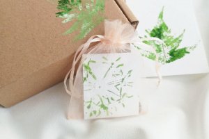 Бронзовый кулон с голубыми цветами - Описание