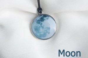 Круглий кулон Місяць, на шнурочку - Опис