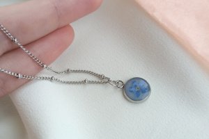 Ніжний кулончик з квіткою незабудки - Опис