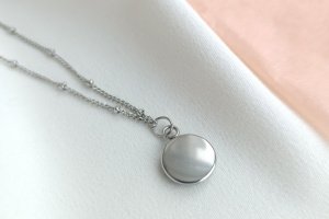 Ніжний кулончик з квіткою незабудки - Опис
