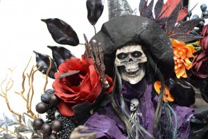 Вінок Хеллоуїн на двері з відьмою - Опис