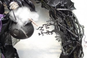 Вінок Хеллоуїн на двері з відьмою - Опис