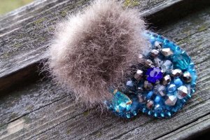 Брошка в рукавичках - Опис