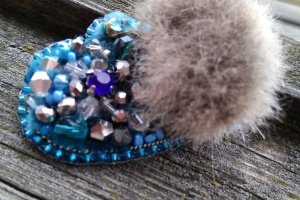 Брошка в рукавичках - Опис