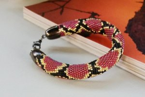 Браслет з найменшого японського бісеру ′Snake red ′ - Опис