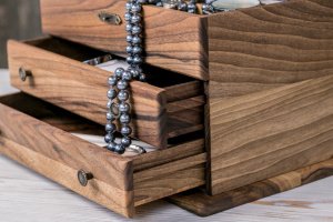 Жіноча скринька з шухлядами та дзеркалом для прикрас - Опис