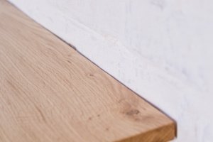 Деревянная полка из дуба с живым краем с креплениями - Описание