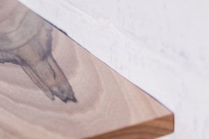 Деревянная полка из ореха с живым краем с креплениями - Описание