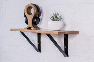 Деревянная полка из ореха с ровным краем с креплениями