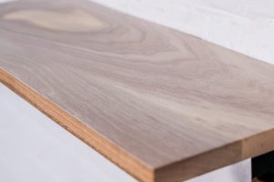 Деревянная полка из ореха с ровным краем с креплениями - Описание