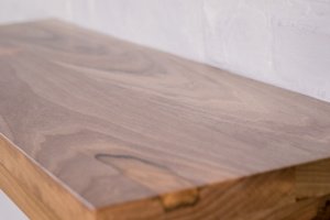 Дерев'яна полиця прихованого монтажу з горіха з рівним краєм - Опис