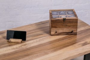 Журнальный столик из древесины ореха с ровным краем - Описание