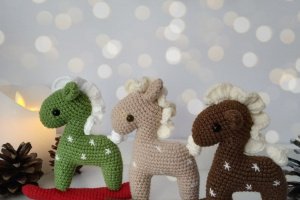Вязаные новогодние игрушки на елку конек - Описание