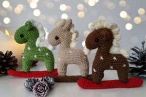 Вязаные новогодние игрушки на елку конек - Описание