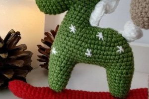 Вязаные новогодние игрушки на елку конек - Описание