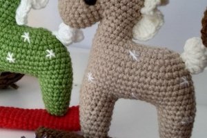 Вязаные новогодние игрушки на елку конек - Описание