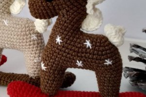 Вязаные новогодние игрушки на елку конек - Описание
