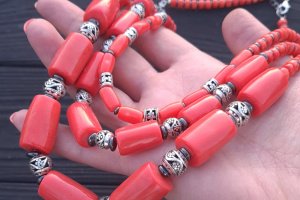 Ожерелье из натуральных кораллов цвета лосось под старинное - Описание