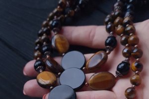 Бусы из натурального черного агата и тигрового глаза - Описание
