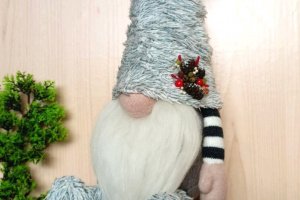 Новорічний гном у пухнастій шапочці з декором - Опис