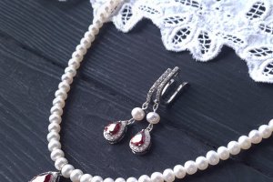 Сережки з натуральними перлами та срібними застібками - Опис