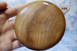 Маленький стіл для ляльок іграшковий ручної роботи дерева 1 - Опис