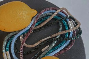 Голубой жгут на шею из бисера - Описание
