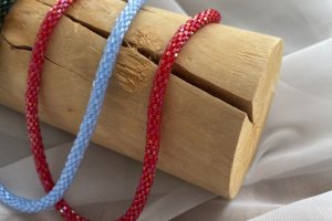 Красный жгут на шею из бисера - Описание