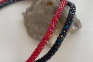 Красный жгут на шею из бисера - Описание
