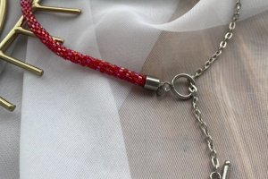 Красный жгут-половинка на шею из бисера с цепью - Описание
