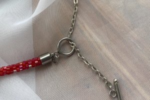 Красный жгут-половинка на шею из бисера с цепью - Описание