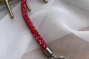 Красный жгут-половинка на шею из бисера с цепью - Описание