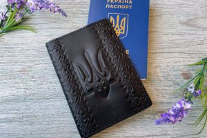 Работа Обложка на паспорт кожаная с тиснением  Вышиванка и тризуб