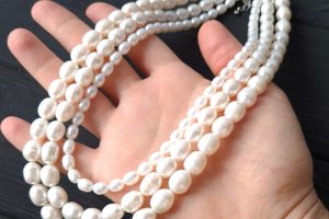 Комплект из натурального жемчуга ожерелье и серебряные серьги - Описание