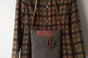 Сумка-планшетка цвета хаки с коричневой кожей через плечо