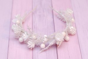 Новорічний обруч білосніжний ободок з шишками - Опис