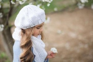 Комплект із берета та бактуса для дівчинки - Опис