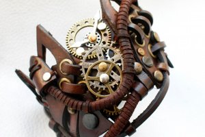 кожаный браслет в стимпанк готическом стиле - Описание