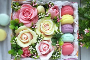 Подарочный набор Цветы и макарунки из мыла ручной работы! - Описание