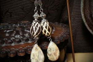 Серьги из кружевного агата и керамическими бусинами
